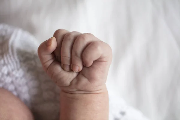 Close-up van een baby hand gebald in een vuist — Stockfoto