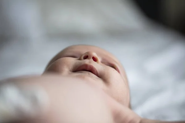 Close-up van een schattige jonge baby liggend in een wieg. Laag hoekzicht — Stockfoto