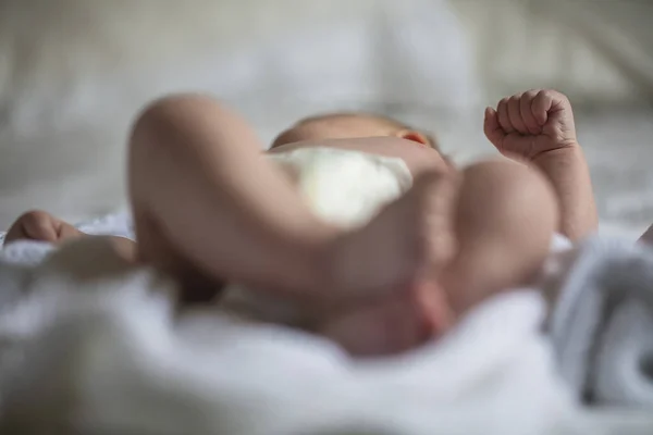 Close-up van schattige baby voeten als ze liggen op een bed — Stockfoto