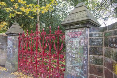Liverpool, Uk - 31 Ekim 2019: Liverpool 'daki çilek tarlalarına ikonik kırmızı geçit. The Beatles 'ın 