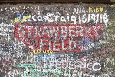 Liverpool, Uk - 31 Ekim 2019: Liverpool 'daki çilek tarlalarına ikonik kırmızı geçit. The Beatles 'ın 