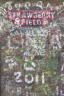 Liverpool, Uk - 31 Ekim 2019: Liverpool 'daki çilek tarlalarına ikonik kırmızı geçit. The Beatles 'ın 