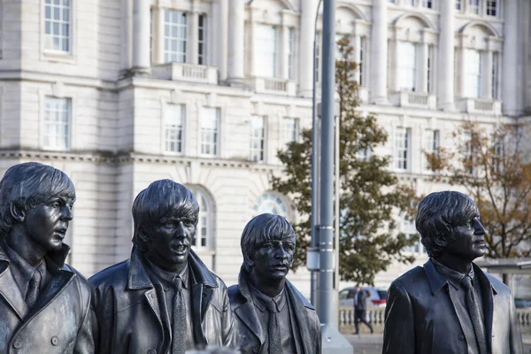 Liverpool, Inggris - 30 Oktober 2019: Patung The Beatles berdiri di kota Liverpool, dipahat oleh Andrew Edwards — Stok Foto