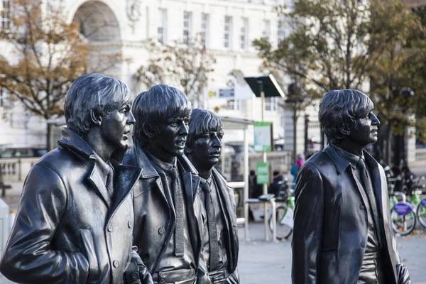 Liverpool, Inggris - 30 Oktober 2019: Patung The Beatles berdiri di kota Liverpool, dipahat oleh Andrew Edwards — Stok Foto