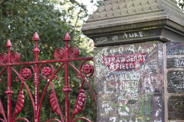 Liverpool, Reino Unido - 31 de outubro de 2019: Iconic red gateway to Strawberry fields in Liverpool. Tornado famoso pela canção dos Beatles Morangueiros para sempre . — Fotografia de Stock