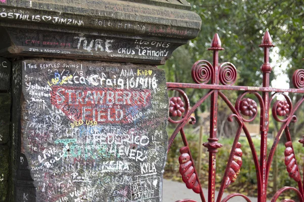 Liverpool, Uk - 31 Ekim 2019: Liverpool 'daki çilek tarlalarına ikonik kırmızı geçit. The Beatles 'ın 