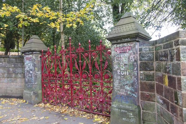 リバプール、英国- 10月31 2019:リバプールのストロベリーフィールドへの象徴的な赤いゲートウェイ。ビートルズの歌で有名なストロベリーフィールドは永遠に. — ストック写真