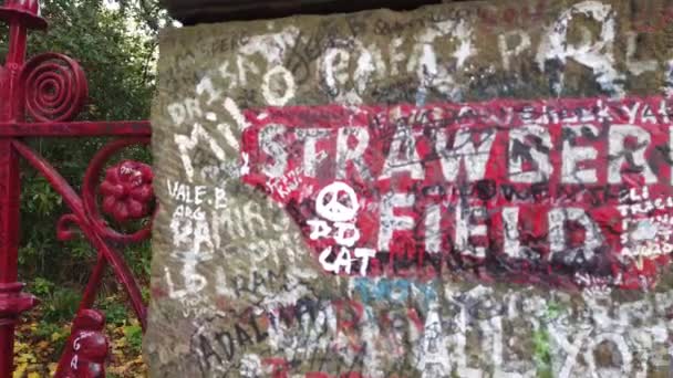リバプール、英国- 10月31 2019:リバプールのストロベリーフィールドへの象徴的な赤いゲートウェイ。ビートルズの歌で有名なストロベリーフィールドは永遠に. — ストック動画