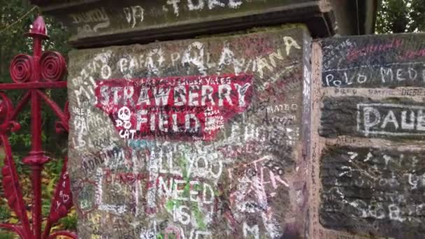 Ливерпуль, Великобритания - 31 октября 2019 года: Iconic red gateway to Strawberry fields in Liverpool. Сделан знаменитым под песню The Beatles Strawberry fields навсегда . — стоковое видео