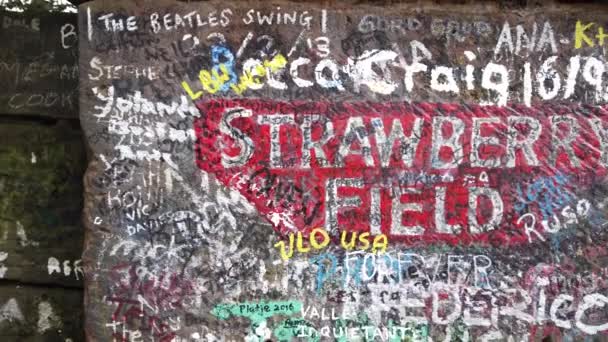 Liverpool, Uk - 31 Ekim 2019: Liverpool 'daki çilek tarlalarına ikonik kırmızı geçit. The Beatles 'ın "Strawberry Fields" şarkısı tarafından sonsuza dek meşhur edildi.. — Stok video