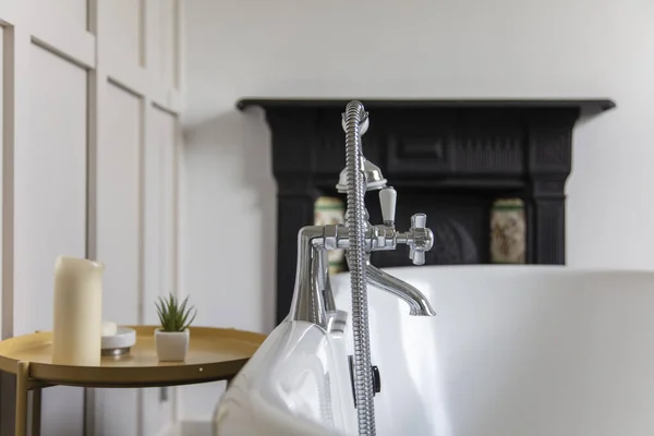 Lyxigt badrum interiör med klassiska badkar och vintage tap — Stockfoto