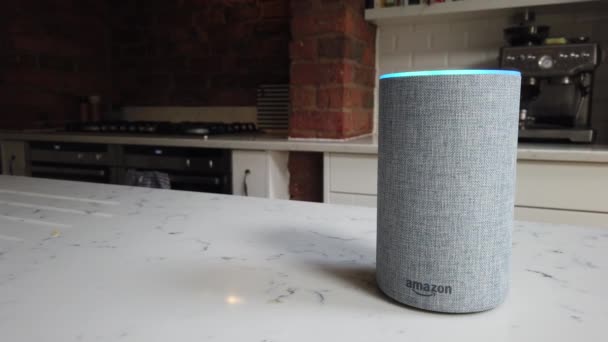 London, UK - 29 oktober 2019: Amazon Echo 2de generatie apparaat met Alexa spraakherkenningsdienst — Stockvideo