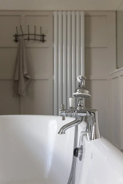 Bagno interno di lusso con vasca da bagno classica e rubinetto vintage — Foto Stock