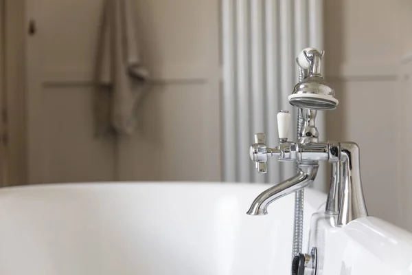 Bagno interno di lusso con vasca da bagno classica e rubinetto vintage — Foto Stock