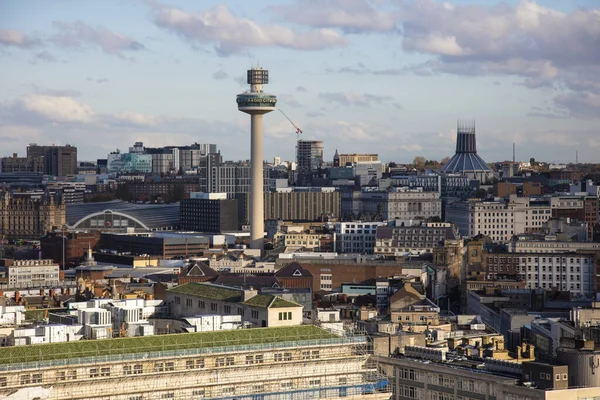 Liverpool, Verenigd Koninkrijk - 30 oktober 2019: Viw over de skyline van Lierpool naar St Johns Beacon, Radio City twer — Stockfoto