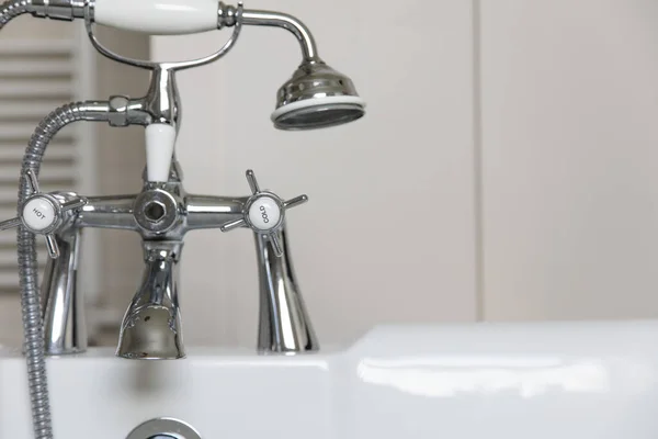 Bagno interno di lusso con vasca da bagno classica e rubinetto vintage — Foto Stock