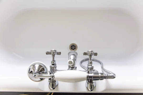 Bagno interno di lusso con vasca da bagno classica e rubinetto vintage — Foto Stock