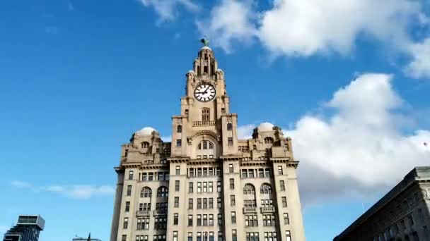 Liverpool, Ηνωμένο Βασίλειο - 30 Οκτωβρίου 2019: Timelapse of the iconic Royal Liver Building in Liverpool, Ηνωμένο Βασίλειο — Αρχείο Βίντεο