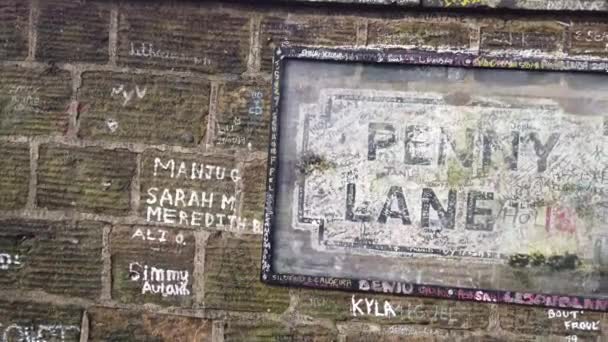 Liverpool, Storbritannien - 31 oktober 2019: Penny Lane vägskylt. Ett populärt turistmål i Liverpool, Storbritannien — Stockvideo