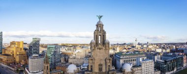 Liverpool, Uk - 30 Ekim 2019: Kraliyet Karaciğer Binası ve Liverpool City ufuk çizgisinin yüksek hava manzarası