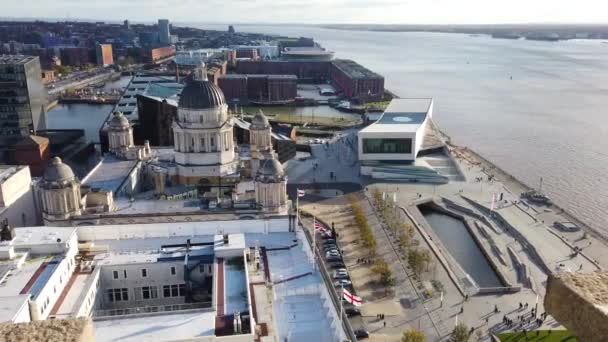 Liverpool, Uk - 30 Ekim 2019: Liverpool şehri ve Mersey Nehri üzerinde yüksek hava manzarası — Stok video