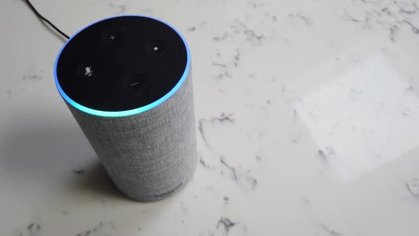 ロンドン,イギリス- 2019年10月29日: Alexa音声認識サービスを搭載したAmazon Echo第2世代デバイス — ストック動画