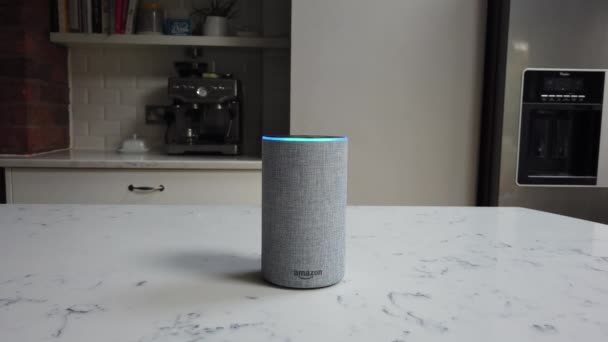 LONDRES, Royaume-Uni - 29 octobre 2019 : Appareil Amazon Echo 2e génération avec service de reconnaissance vocale Alexa — Video