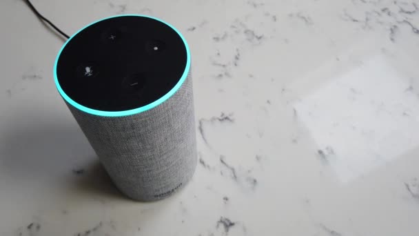 London, Uk - Október 29. 2019: Amazon Echo második generációs készülék Alexa hangfelismerő szolgáltatás — Stock videók