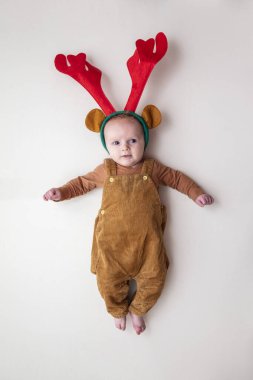 Geyik boynuzu takan iki aylık tatlı bir bebek.