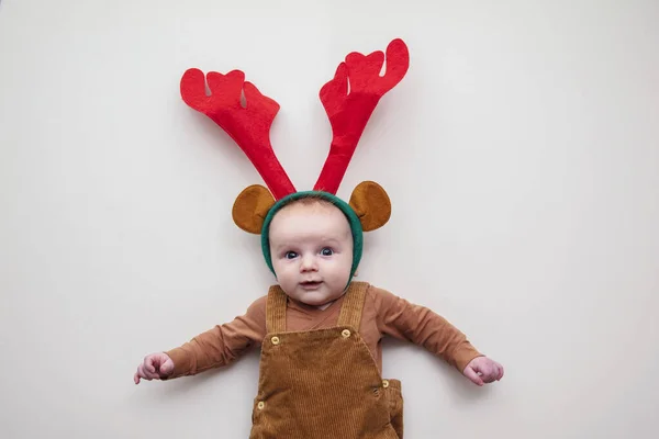 Ένα χαριτωμένο μωρό δύο μηνών που φοράει χριστουγεννιάτικα κέρατα ταράνδων. — Φωτογραφία Αρχείου
