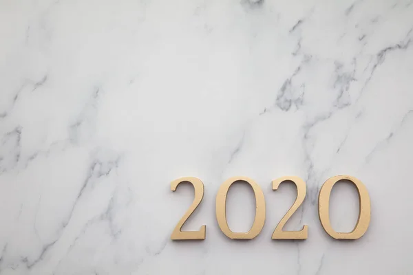 Gelukkig nieuwjaar 2020 luxe gouden nummer op een marbel achtergrond — Stockfoto