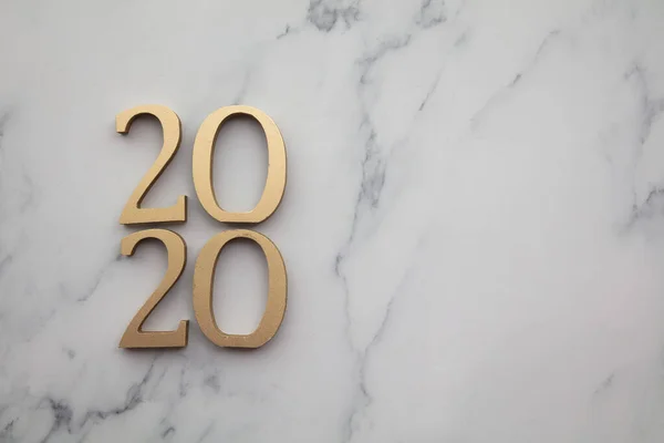 Szczęśliwego Nowego Roku 2020 luksusowy złoty numer na marmurowym tle — Zdjęcie stockowe