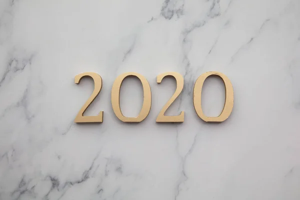 Gelukkig nieuwjaar 2020 luxe gouden nummer op een marbel achtergrond — Stockfoto