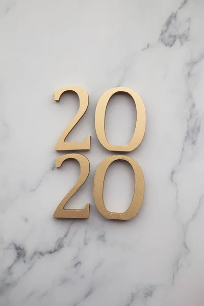 Gelukkig nieuwjaar 2020 luxe gouden nummer op een marbel achtergrond — Stockfoto
