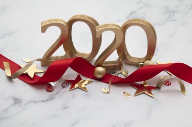 Mutlu yıllar 2020, kırmızı kurdeleli altın rakamlar.