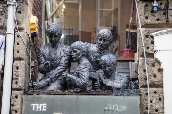 Liverpool, Storbritannien - 30 oktober 2019: En staty av Beatles-bandet ovanför en minnesbutik i Liverpool — Stockfoto