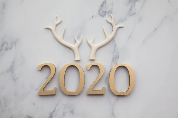 Mutlu yıllar 2020 altın sayı ve neşeli ren geyiği boynuzları — Stok fotoğraf