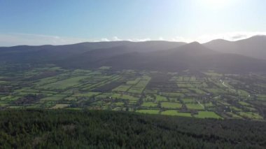İrlanda 'nın Tipperary ilçesindeki Galtee Dağları ve aherlow vadisine bakın.