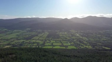 İrlanda 'nın Tipperary ilçesinde güzel dağ manzarası ve aherlow deresi