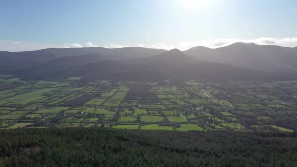 İrlanda 'nın Tipperary ilçesinde güzel dağ manzarası ve aherlow deresi — Stok video