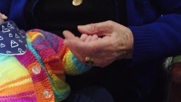 Oma zorgvuldig vasthouden kleinzoons hand — Stockvideo