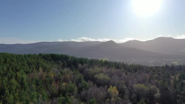 İrlanda 'nın Tipperary ilçesindeki Galtee Dağları' nın üzerinde uçan tava. — Stok video