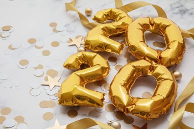 2020 yılbaşı partisi kutlaması. Süslü altın folyo parti balonları