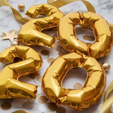 Yeni yıl 2020 kutlaması. Süslü altın folyo parti balonları