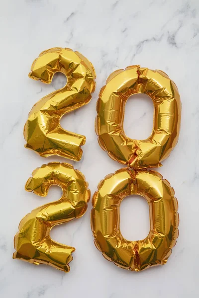 新年2020お祝い。大理石の背景に金箔パーティー風船 — ストック写真