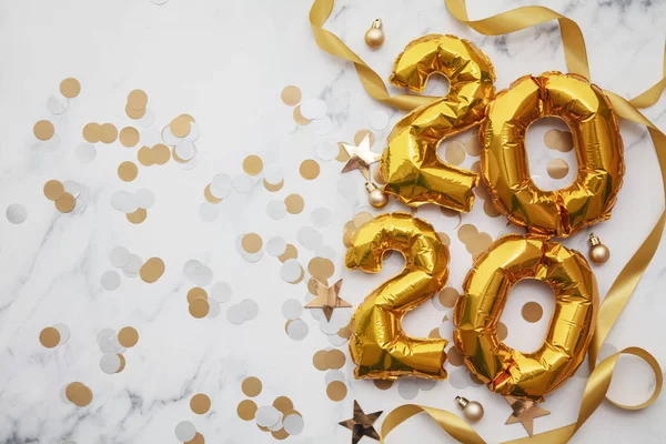Silvesterfeier 2020. Partyballons in Goldfolie mit Dekorationen — Stockfoto
