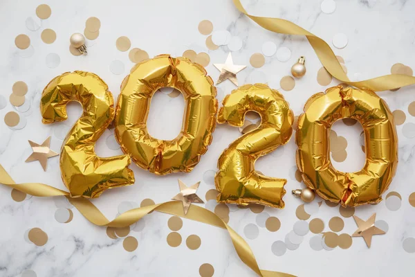 Celebración del Año Nuevo 2020. Globos de fiesta de lámina de oro con decoraciones —  Fotos de Stock
