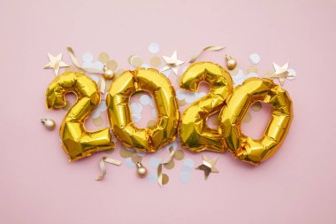 2020 yılbaşı partisi kutlaması. Süslü altın folyo parti balonları