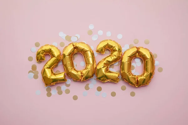 2020 Nyårsfest. Guldfoliepartyballonger med dekorationer — Stockfoto