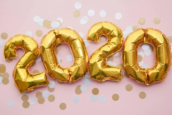 2020 Fiesta de Año Nuevo. Globos de fiesta de lámina de oro con decoraciones —  Fotos de Stock
